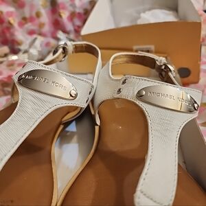 Michael Kors Plated Thongs 7.5M come with its original box